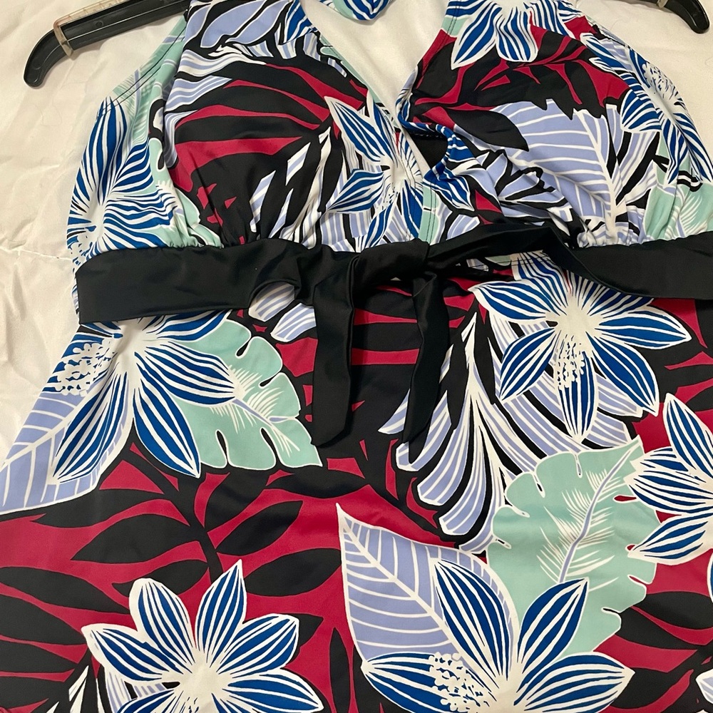 Tankini/Bathing suit TOP. Like new. Plus size
